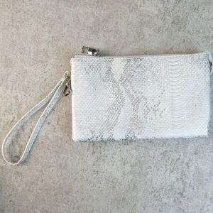🍒 Jen & Co. Snakeskin Wristlet Crossbody Bag